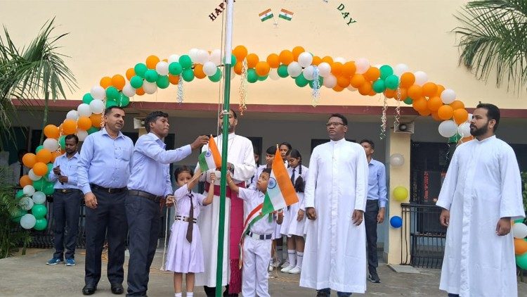 സ്വാതന്ത്ര്യദിനത്തിൽ സ്‌കൂളുകളിൽ നടത്തുന്ന ആഘോഷങ്ങൾ 
