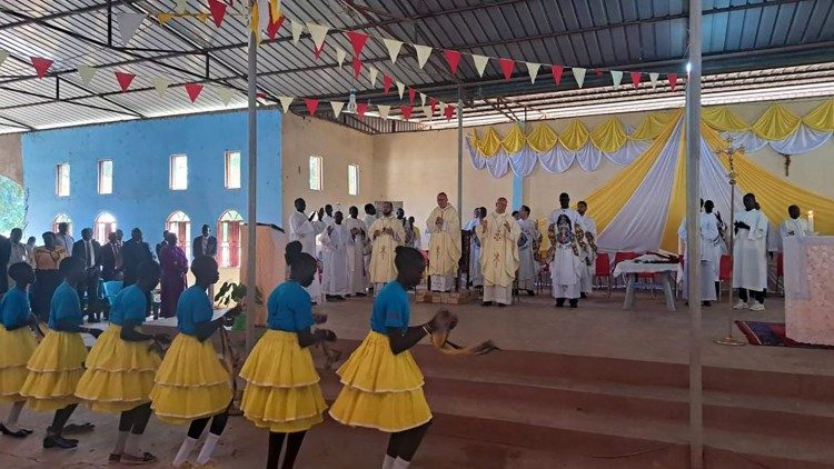 Un momento della messa celebrata dal cardinale Parolin a Rumbek