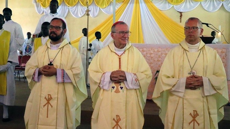 Cardeal Parolin e dom Carlassare  em Rumbek