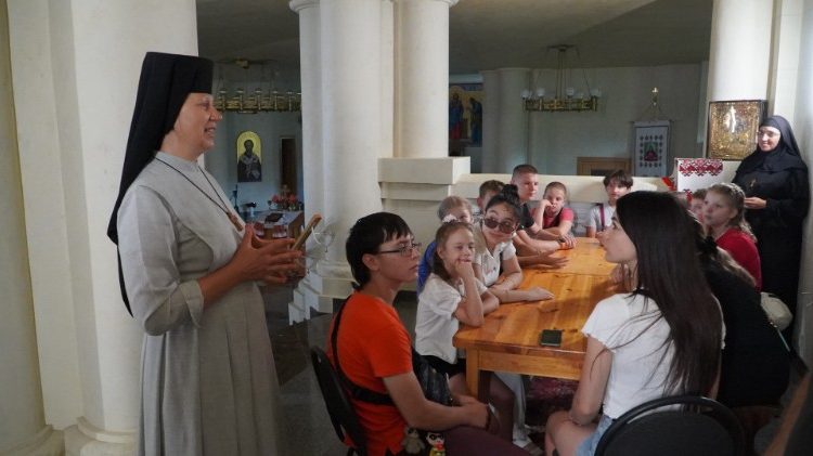La hermana Oleksia y algunos niños