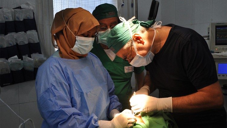 L'equipe medica di Emergenza Sorrisi  in sala operatoria all'Ospedale Saint Maximilien Kolbe di Sabou, Burkina Faso