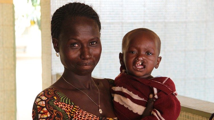 Un piccolo paziente in attesa di essere visitato in braccio alla sua mamma