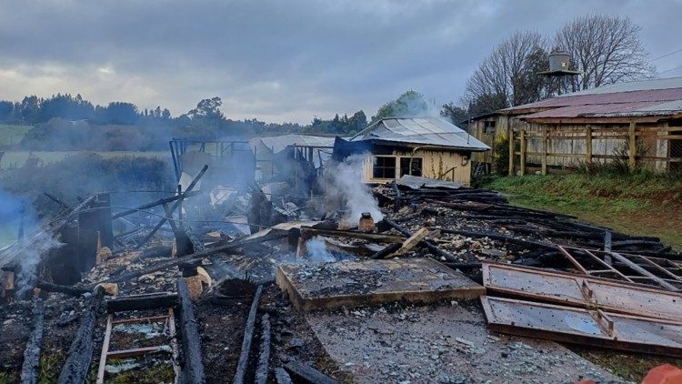 Imagem mostra o que restou da capela após ataque incendiário