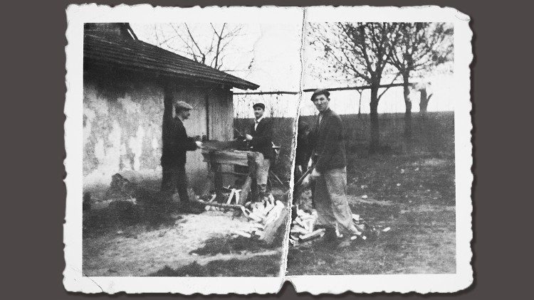 Les Goldmann, cachés par les Ulma, coupant du bois.