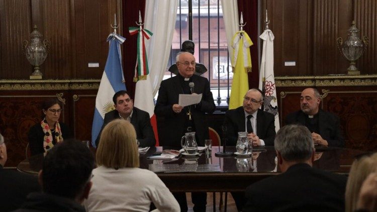 El presidente de la Pontificia Academia para la Vida, Vincenzo Paglia, disertó el lunes 28 de agosto en el salón Eva Perón de la Legislatura porteña (Argentina) acerca de la  tercera edad y los cuidados paliativos.