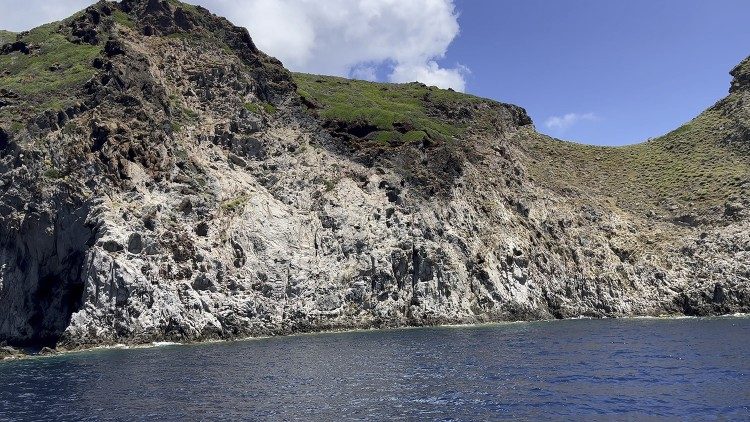 Capraia en Toscana, uno de los 30 lugares marinos visitados durante la excursión en velero