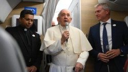 El Papa en el avión hacia Mongolia acompañado por Monseñor George Jacob Koovakad, coordinador de los viajes papales, junto a Matteo Bruni, Director de la Oficina de Prensa de la Santa Sede. (Vatican Media)