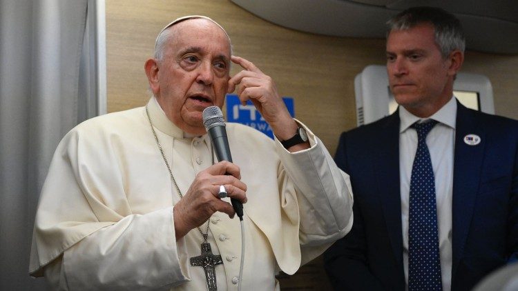 2023.08.31 Papa Francisko akizungumza na waandishi wa habari wakati wa salamu akiwa kwenye nndege kuelekea huko Mongolia katika ziara ya kitume. 