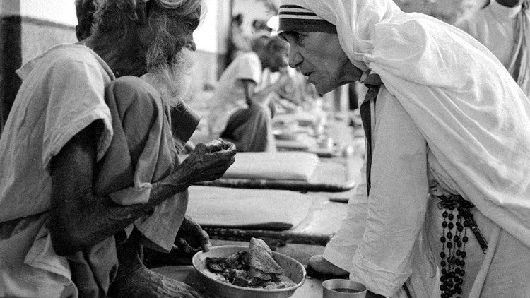 Святая Маці Тэрэза з Калькуты падчас служэння бедным у Індыі