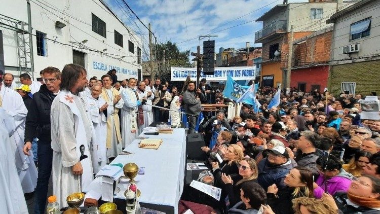 Don Pepe Di Paola mentre celebra la messa in una delle villas di Buenos Aires