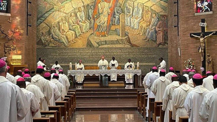 Monsignor Edgar Peña Parra celebra la Messa in occasione del Corso di formazione per i nuovi vescovi