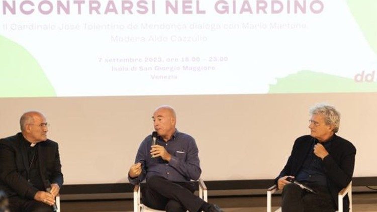 L'incontro a Venezia tra il cardinale de Mendonça (a sin.) e il regista Mario Martone (a destra. Al centro il giornalista Aldo Cazzullo