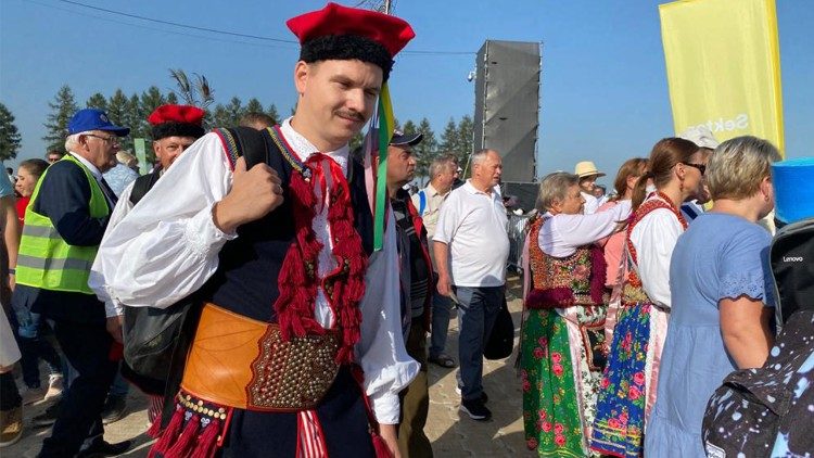Teilnehmer an der Messfeier zur Seligsprechung in Markowa