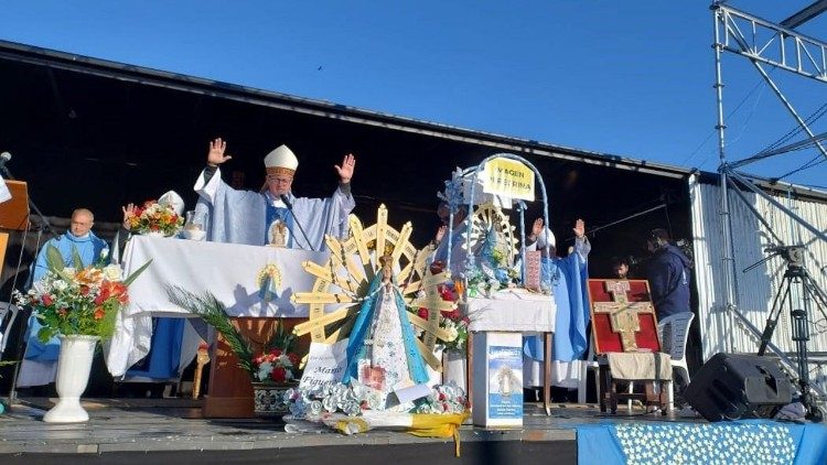 “Hay manos que se acercan, a veces, llenas de promesas y  preferimos las manos de la Virgen que son chiquititas, son de barro porque están bien metidas en la realidad,  pero están llenas de ternura”. Monseñor García Cuerva 