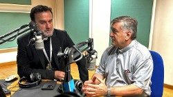 Imzot Gjergj Meta në studio me don David Gjugjën