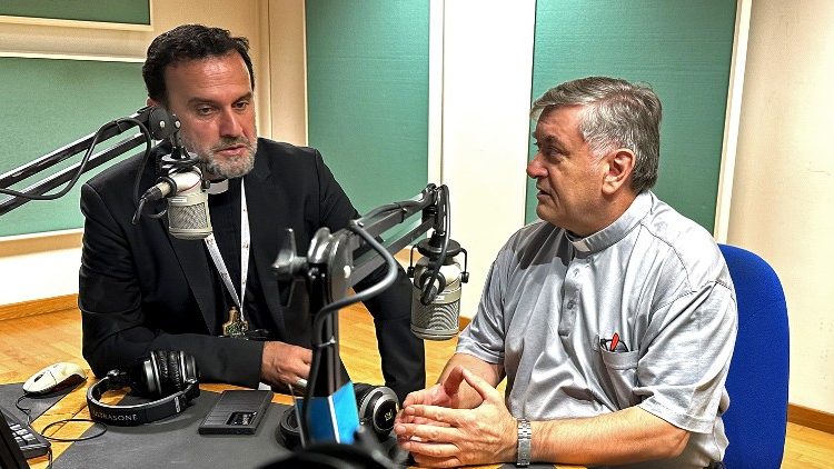 Imzot Gjergj Meta në studio me don David Gjugjën