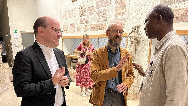 Pfr. Bingener (l) im Gespräch mit Falk Hamann (missio), m. und Paul Béré, Foto (c) missio