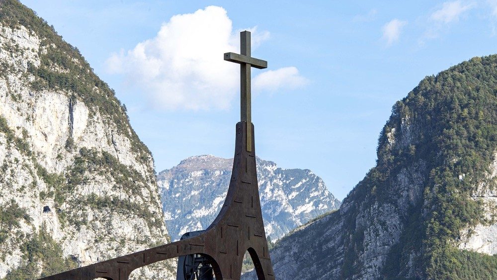 A cruz no cimo da igreja reconstruída em Longarone (credit: Manuelbruno Usai)