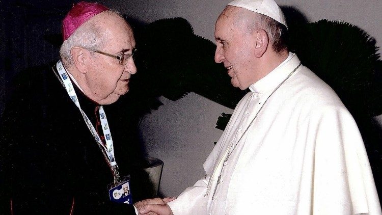 Dom Mauro Morelli, bispo emérito de Duque de Caxias, com o Papa Francisco.