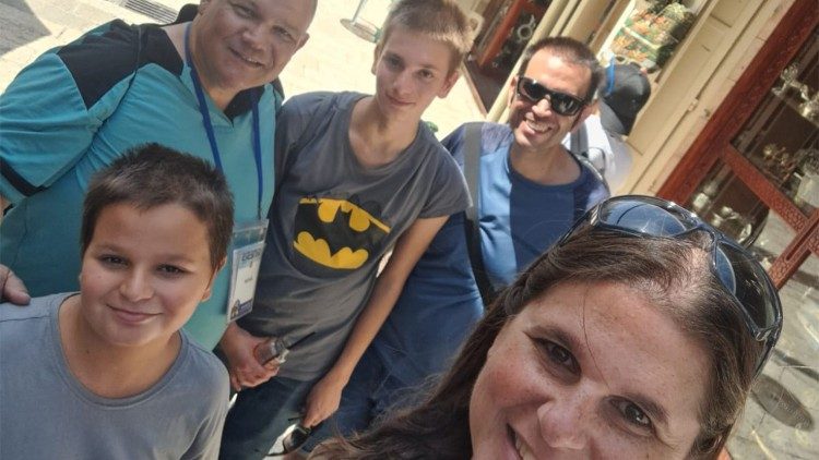 Perla com a fam&iacute;lia e um colega de trabalho em 9 de setembro, em Jerusal&eacute;m