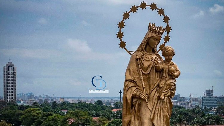 Marienstatue in Abidjan im Gedenken an Unsere Liebe Frau vom Rosenkranz (Notre Dame du Rosaire)