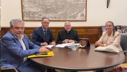 Elisabeta Osmanaj, e para nga e djathta, në Universitetin Papnor Gregorian, Romë. Nga e majta në të djathtë: At Mark Lewis, rektor i Gregorianës; Prof.dr. Skënder Topi, rektor i Universitetit të Elbasanit; prof. Ambrogio Bongiovani, drejtor i Qendrës Studimore për Dialogun Ndërfetar në Gregoriana