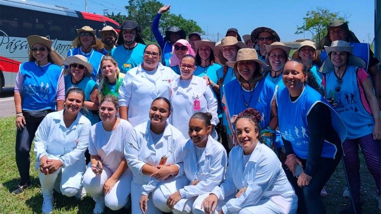 Os que ajudam os romeiros