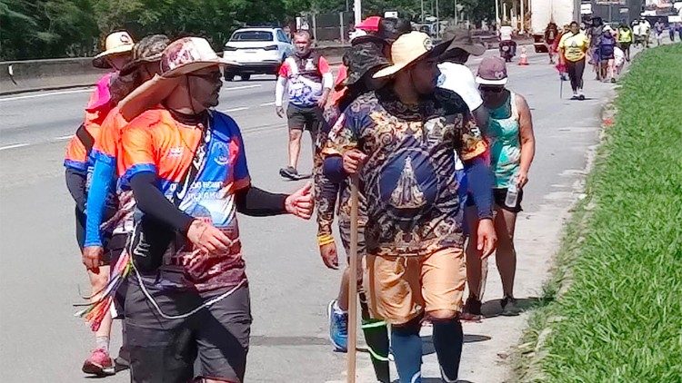 Romeiros em direção de Aparecida