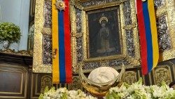 A los pies de la imagen de la Virgen de la Consolación un solideo del Papa Francisco. 