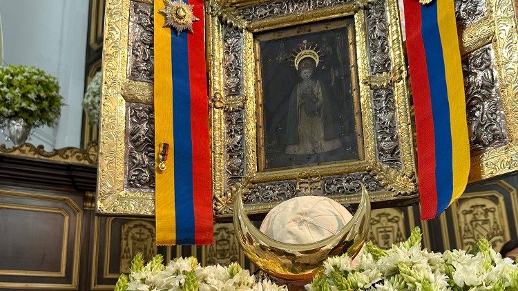 A los pies de la imagen de la Virgen de la Consolación un solideo del Papa Francisco. 