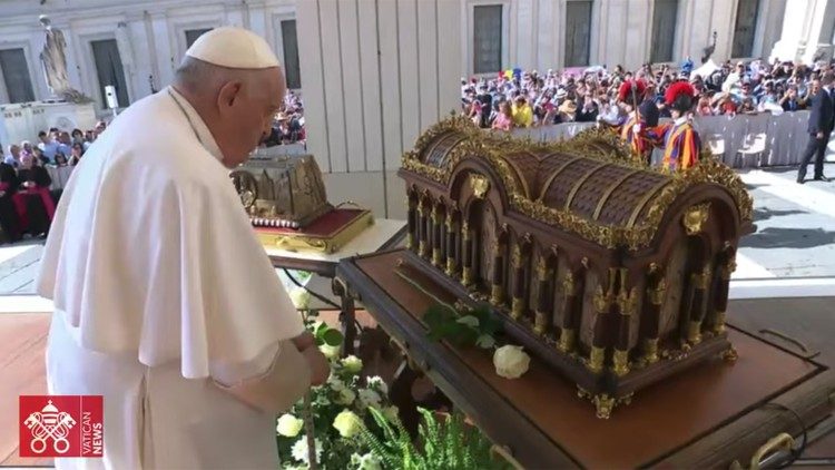 El Papa Francisco en oración ante las reliquias de Santa Teresita, en la Plaza de San Pedro