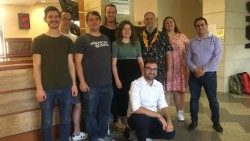 DACHS-Vertreterinnen und -Vertreter bei Radio Vatikan mit Mario Galgano