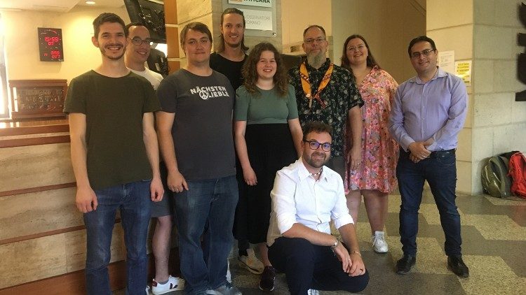 DACHS-Vertreterinnen und -Vertreter bei Radio Vatikan mit Mario Galgano