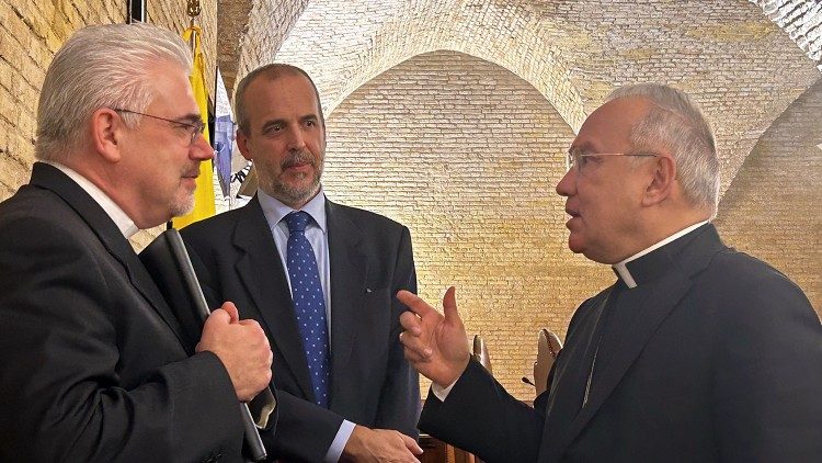 Da sinistra: padre Fabio Baggio, Paolo Conversi, monsignor Edgar Peña Parra