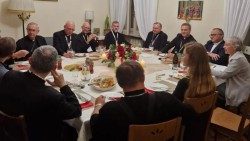 Polskojęzyczni ojcowie i matki synodalne u kard. Krajewskiego