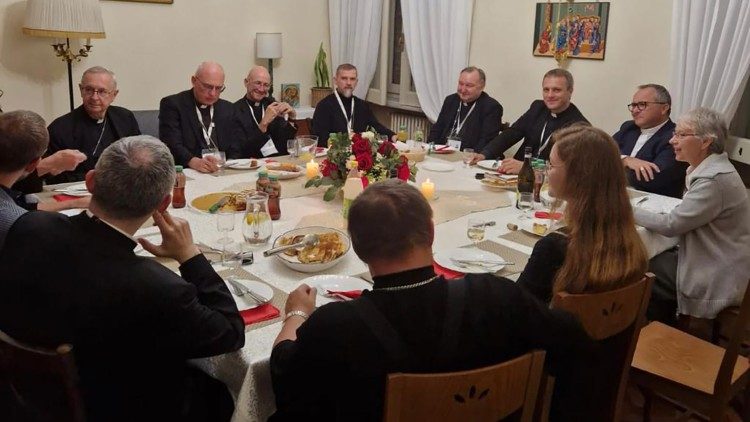 Polskojęzyczni ojcowie i matki synodalne u kard. Krajewskiego