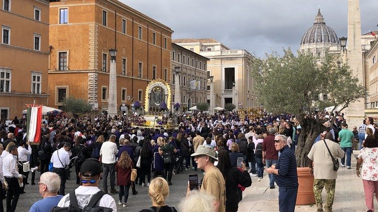 Procissão com o "Señor de Los Milagros" em direção à Praça de São Pedro 