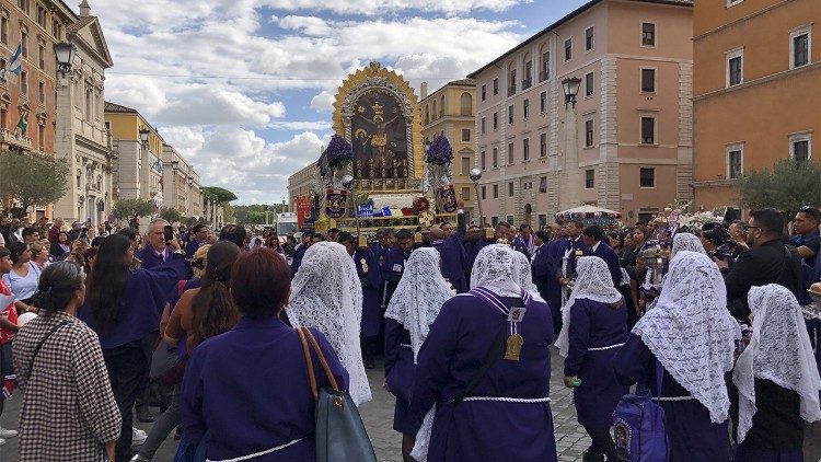 Fedeli peruviani durante la processione svoltasi in via della Conciliazione nel 2023