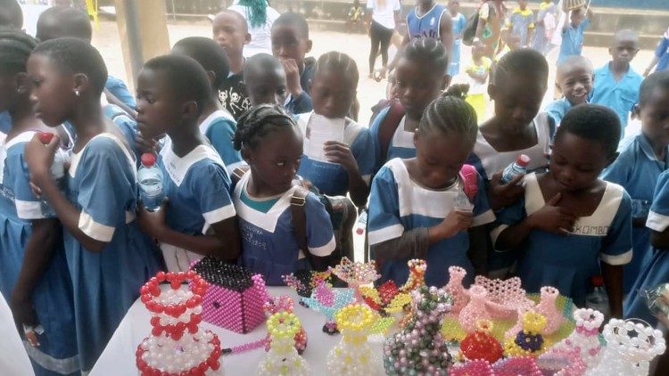 Des jeunes enfants dans l'archidiocèse de Bertoua, au Cameroun, à l'occasion du salon national de l'environnement tenue à Bertoua du 21-22 octobre 2023.