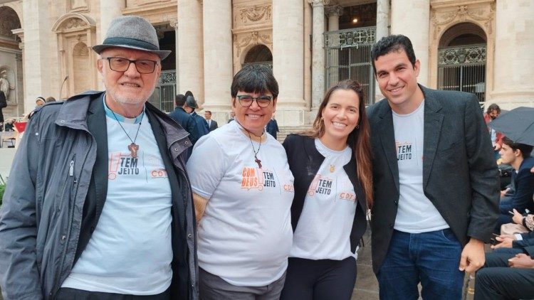 Delegação brasileira na Praça São Pedro em outubro, quando apresentou a iniciativa ao Papa