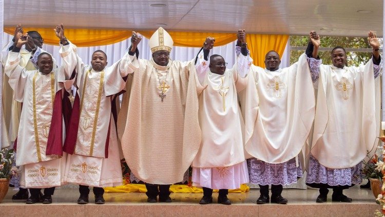 Bispo de Viana (Angola), Dom Emílio Sumbelelo,  com os novos sacerdotes e diáconos