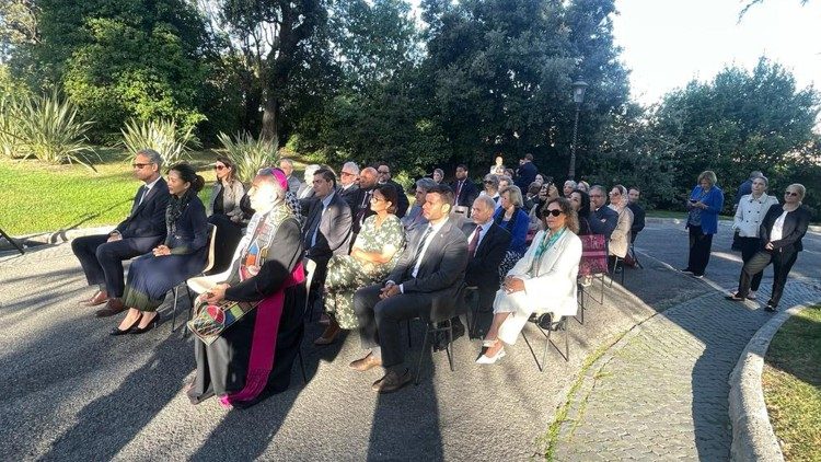 Los presentes en la siembra del árbol: embajadores y periodistas