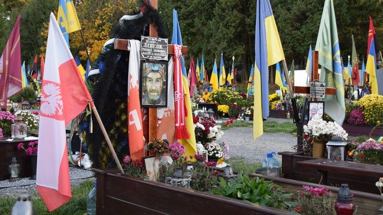 Zdjęcie z części Cmentarza Łyczakowskiego, gdzie obecnie chowa się poległych (Fotografia: M. Krawiec)