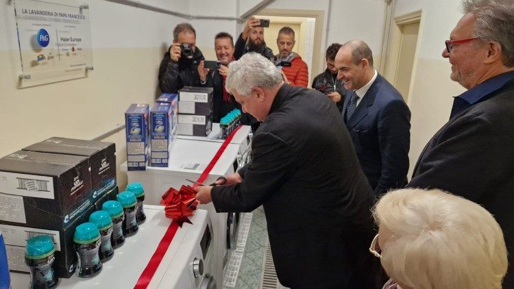 Torino, un momento dell'inaugurazione delle "Lavanderie del Papa"