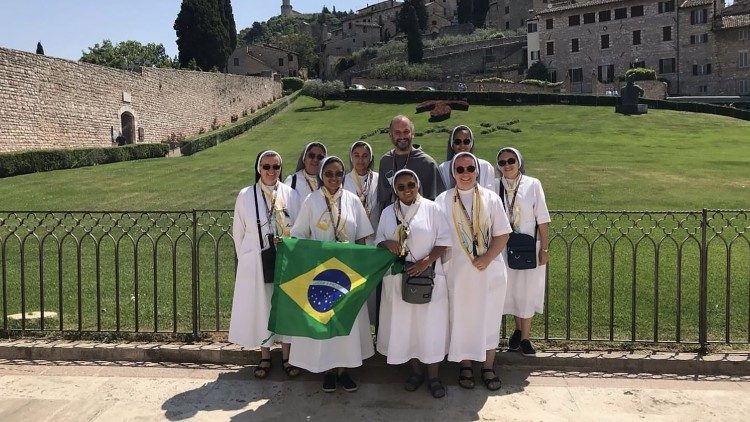 Frei Rafael Normando com um grupo de peregrinos do Brasil 