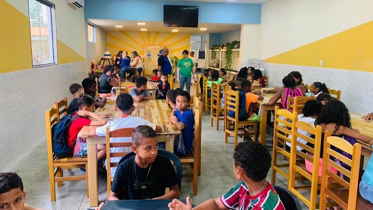 Durante o dia, as criança receberam café da manhã, almoço e lanche