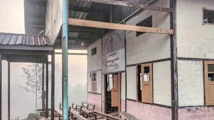 Myanmar, una estructura religiosa parcialmente destruida