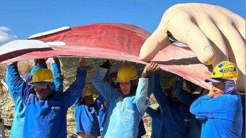 Momento hist&oacute;rico para devotos da beata do Cear&aacute;: primeiras partes da imagem de 20 metros chegam ao Complexo de Benigna