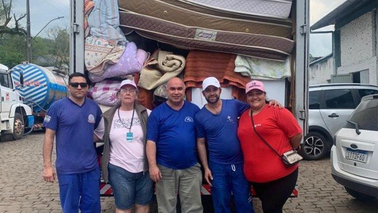 Os voluntários em missão pelas cidades atingidas