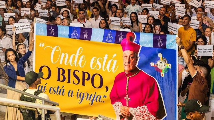 Fiéis prestam homenagem a dom Francisco Canindé